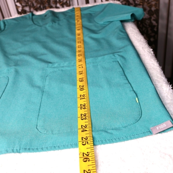 FIGS Scrub top Limited Edition FION E.A.C Lekei in Marine, Size XS - Picture 4 of 6